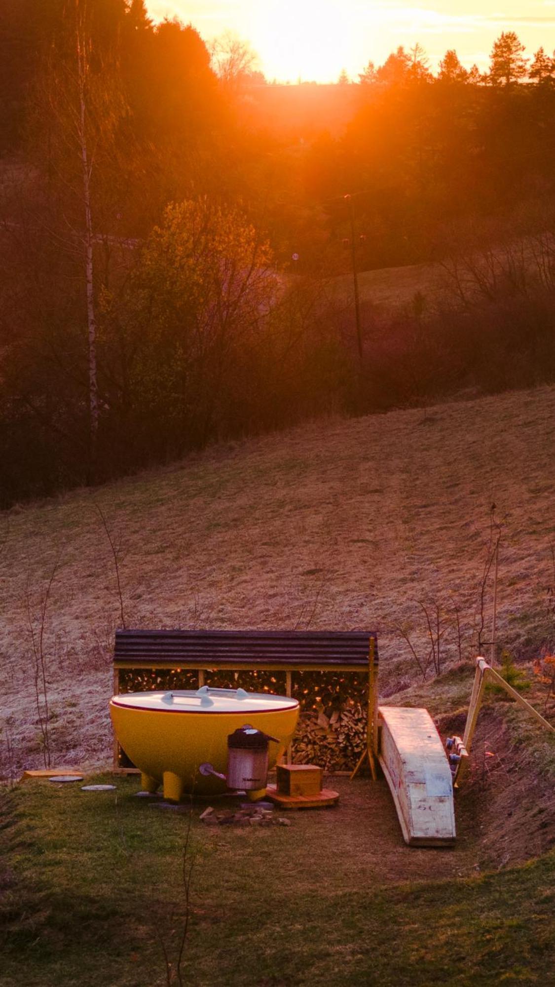 Houten Vakantiewoning "Reisnaarpolen" Royaal Ontbijt, Sauna En Hottub Czarna Gora Exterior photo